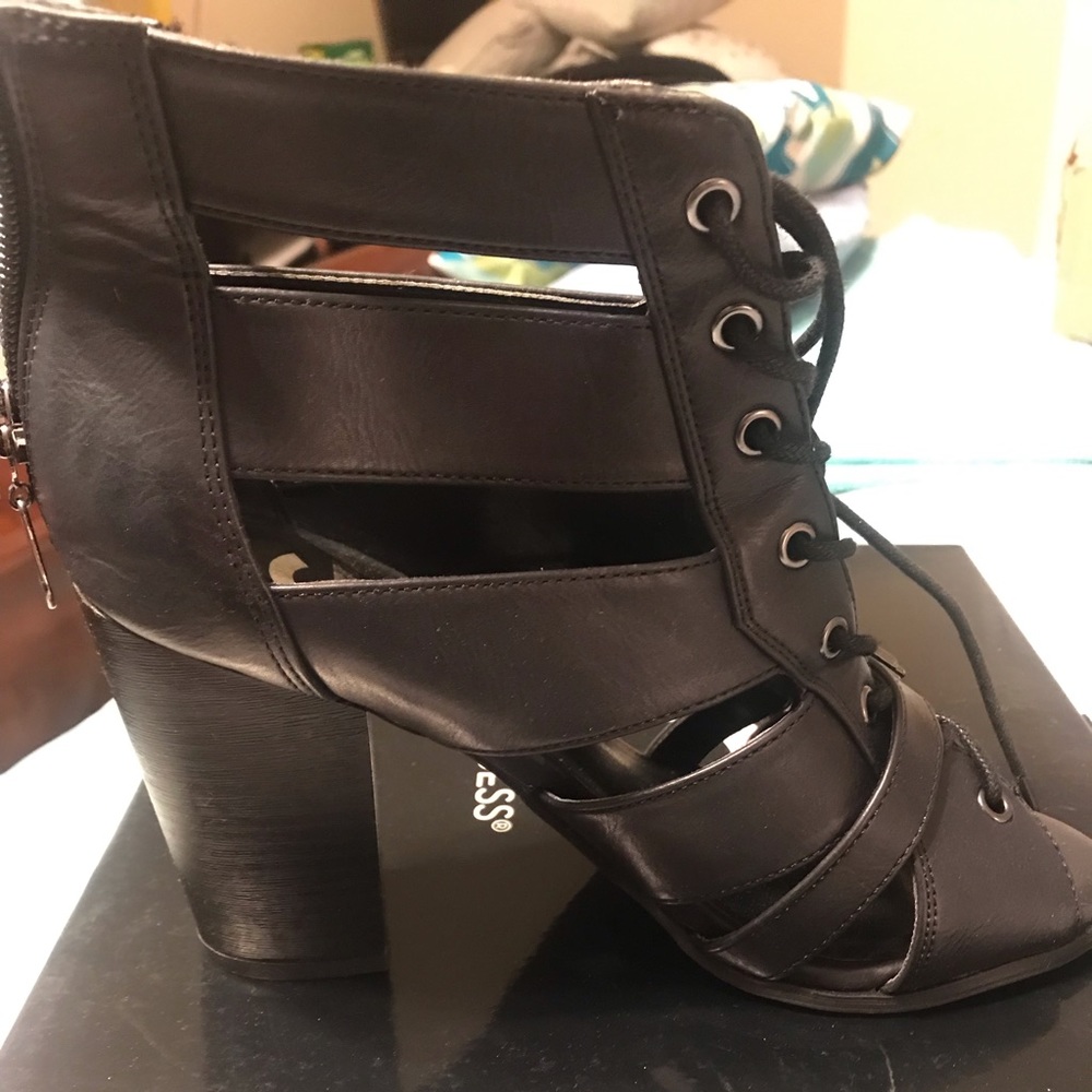NWT Guess heels